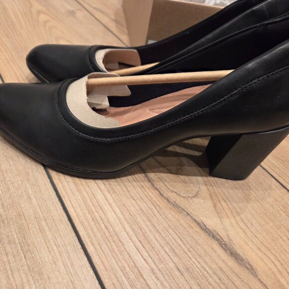 Clarks Leather brand new shoes in a box - Picture 3 of 5